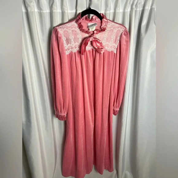 Gilligan & O'Malley Other - Vintage Gilligan O’Malley Pink Velour Lace Robe Medium USA 80s Loungewear